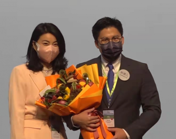 霍啟剛當選議員太有排面！郭晶晶穿西裝送花好恩愛，氣質變化太大