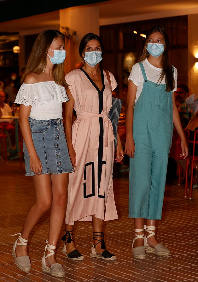 歐洲王室最美姐妹花：15歲萊昂諾爾是未來女王，最寵小2歲的妹妹