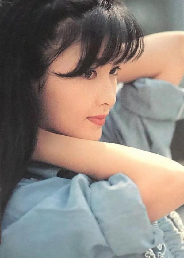 年輕時候的周慧敏也是一個大美人兒，長相給人一種很舒服的感覺