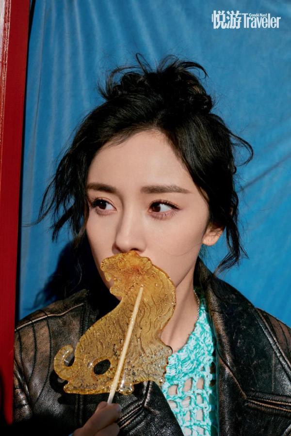 楊冪悅遊三月刊封面大片