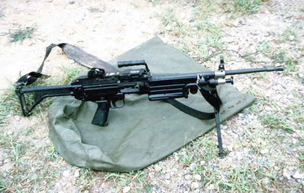 國產菜地機槍終揭面紗,彈匣彈鏈雙供彈系統,外形帥氣不輸M249 國產菜地機槍終揭面紗,彈匣彈鏈雙供彈系統,外形帥氣不輸M249