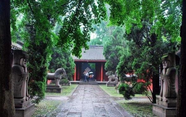 1995年，四川一山丘常年寒氣逼人，考古隊趕來查探