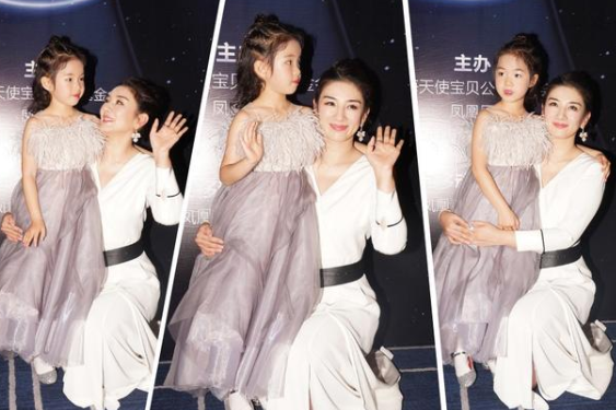 黃奕跟女兒小芊玲同臺，穿母女裝宛如小公主，遺傳了媽媽的高顏值