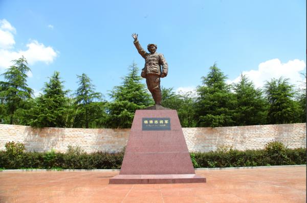 1950年楊得志返回株洲，得知父親和親人離世後，直言：兒子大不孝