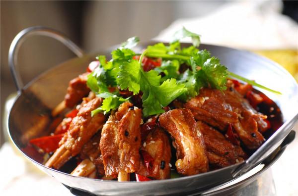 天涼了菜也冷得快，學會這兩道乾鍋菜，邊加熱邊吃很過癮，特香