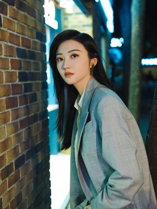 景甜菸灰色西裝造型