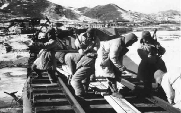 鐵道團英雄史阜民，十八列火車從他頭頂飛過，肩扛列車90分鐘