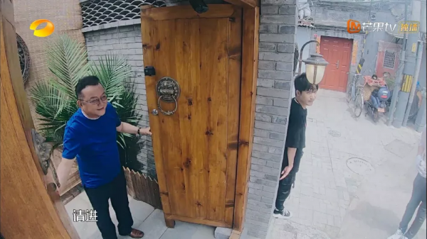 王剛北京四合院曝光，齊白石畫和300年桌子，網友稱：現實版和珅