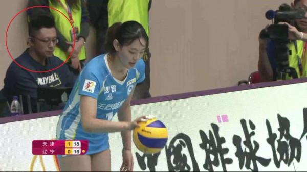 中國女排魏秋月：亞洲最美二傳，嫁郎平助教，與丈夫15歲就相識