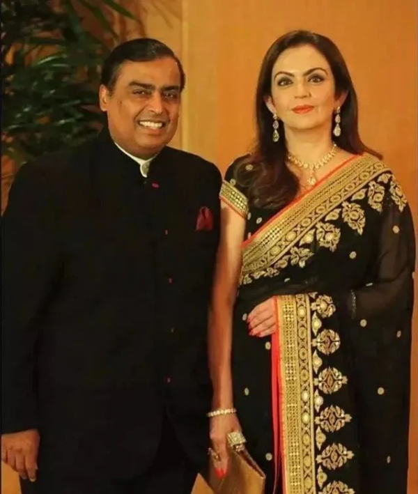 印度首富妻子罕見同框希拉里，同樣身材發福，滿身珠寶更貴氣