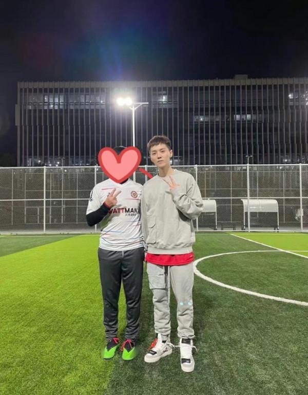 路人偶遇鹿晗踢足球，素顏也好顯眼，狀態優秀完全看不出31歲