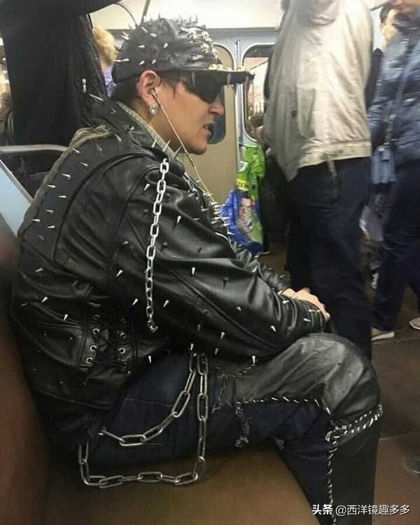 俄羅斯地鐵中的風景,“戰鬥民族”果然不一般 俄羅斯地鐵中的風景,“戰鬥民族”果然不一般