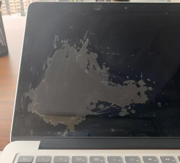 MacBook螢幕塗層出了問題,於是有人決定把它全給抹了 MacBook螢幕塗層出了問題,於是有人決定把它全給抹了