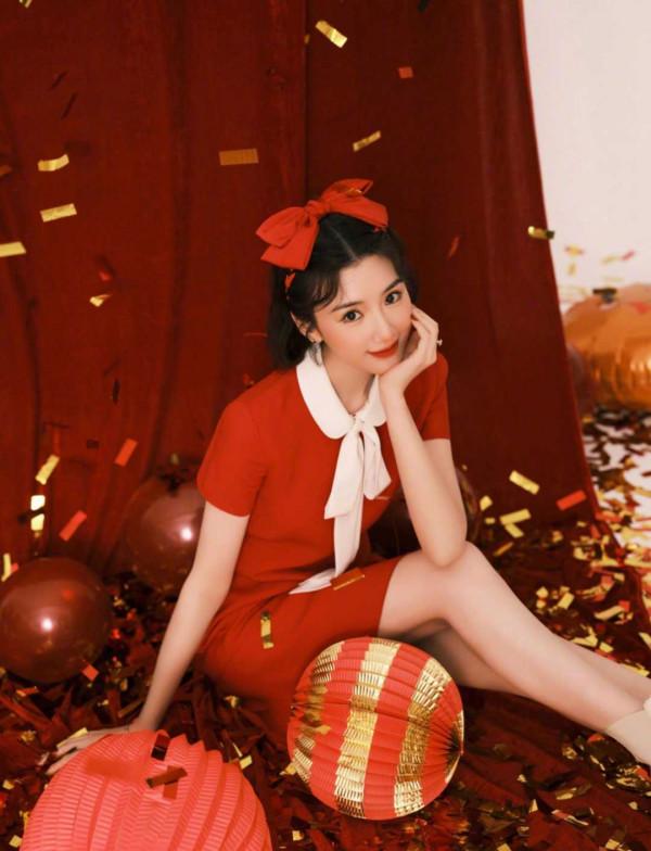 毛曉彤&OpenCurlyDoubleQuote;開春&rdquo;穿搭太美了，穿紅色襯衫裙甜美減齡，像大學生一樣