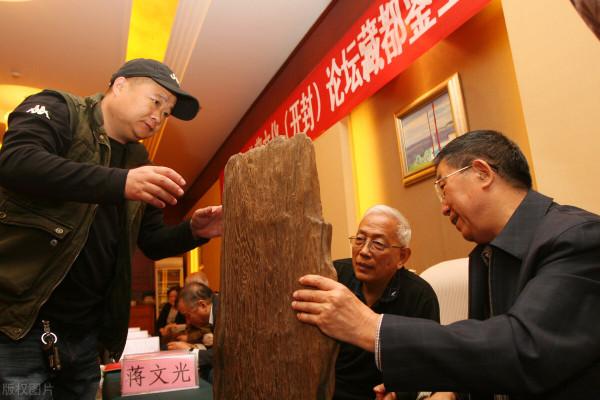 古玩界深度感悟：寧願相信這世界有鬼，也別信古玩鑑寶專家的臭嘴