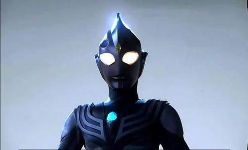 鏡子騎士和銀河奧特曼，卻是同一個人配音