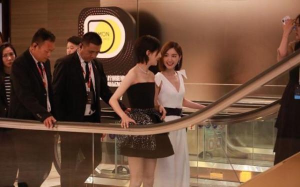 佟麗婭和毛曉彤同為80後,但相差4歲氣質真不同,同框時好養眼 佟麗婭和毛曉彤同為80後,但相差4歲氣質真不同,同框時好養眼