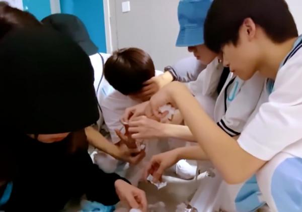 拍戲靠摳圖、1公里內必有五星酒店，“塑膠演員”的下限有多低？