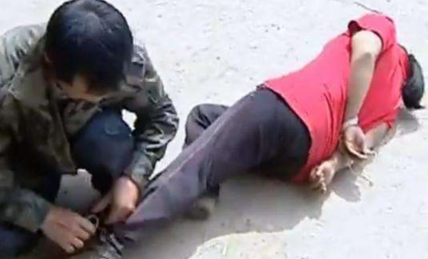 用鐵鏈將妻子鎖在豬圈11年，還想賣女兒，卻被稱絕世好男人