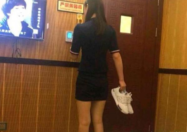 男子持鮮花向女技師求愛，被拒後竟下跪自扇耳光，網友：太沒骨氣