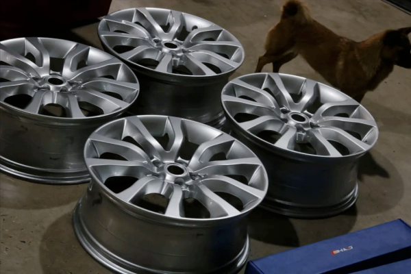 翻新一輛“破爛不堪”的路虎攬勝，匠心修復，滿血復活變新車