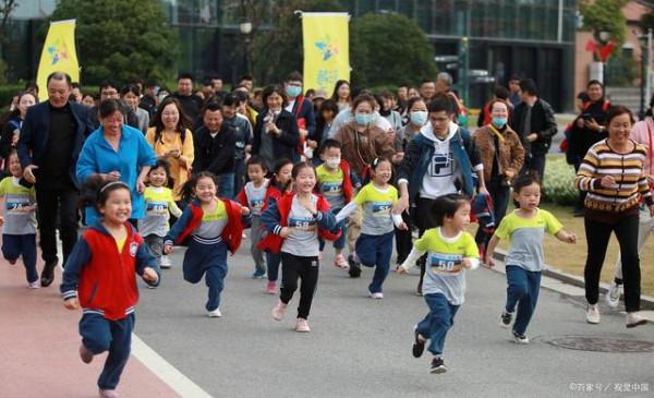 延時服務全面實行，學生們迎來壞訊息，家長們也憂心忡忡，你咋看