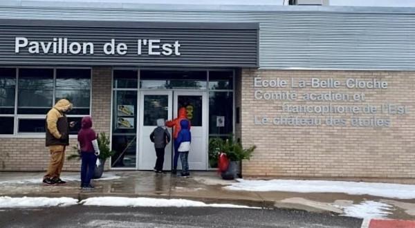 歐洲多國要求強制接種疫苗，反防疫人士高呼“還我自由”，新一波防疫漏洞來自學校？