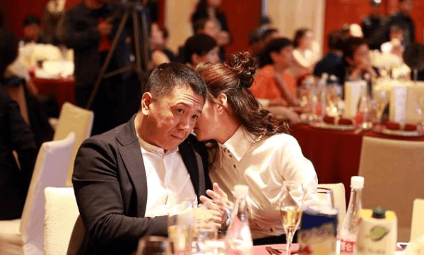 李小冉與老公亮相，她穿著簡單成跟班，製片人老公穿西裝氣場真強