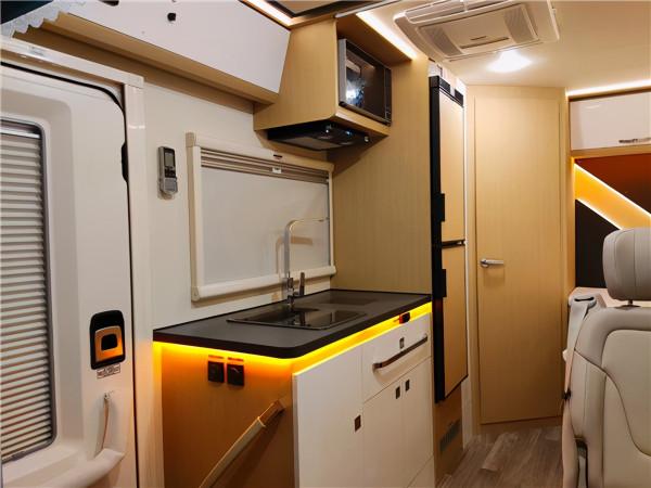 新款鉑馳夢想家依維柯房車，小額頭設計透過性更好