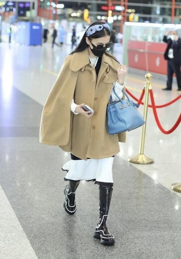 黃聖依身材挺好,可也架不住“亂穿衣”,斗篷大衣配魚尾裙太混搭 黃聖依身材挺好,可也架不住“亂穿衣”,斗篷大衣配魚尾裙太混搭