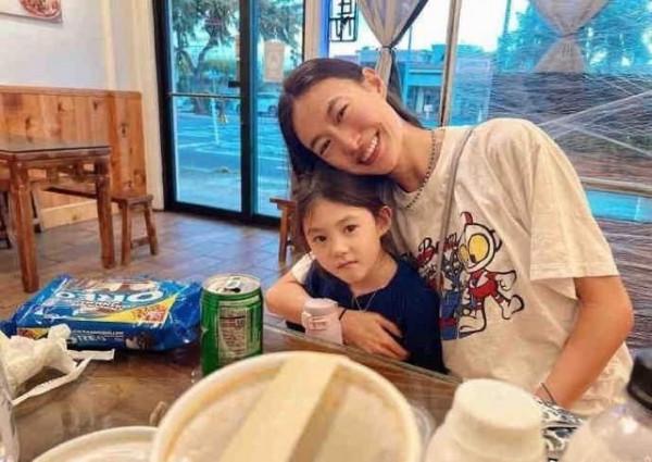 秦舒培母女同框，穿基礎款也有超模範，4歲女兒帶鑽石項鍊太搶眼