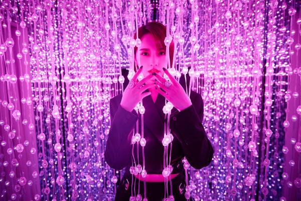 楊丞琳黑色西服長褲霸氣美豔 點綴珠寶流光溢彩釋放魅力