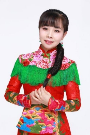 王二妮：22歲成名，29歲嫁初戀農村丈夫，被婆家寵成小公主