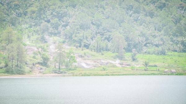 印尼有個湖泊會冒煙，時不時飄來臭雞蛋味，旁邊居然建起了咖啡廳