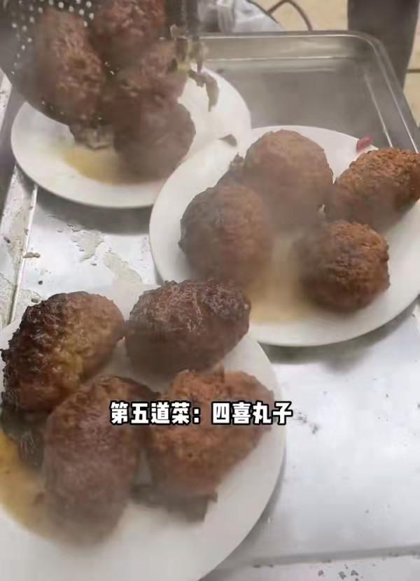 山東小夥專做農村大席17年,200塊10菜2湯,人稱大席小王子 山東小夥專做農村大席17年,200塊10菜2湯,人稱大席小王子