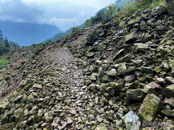 距成都80多公里的冷門徒步勝地，山中風景原始，古道滄桑古廟深藏