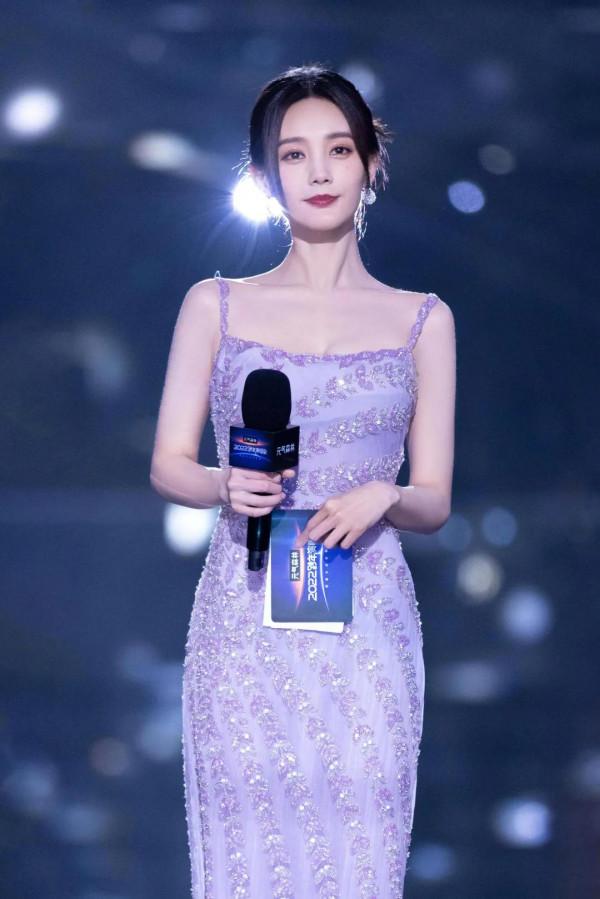 李一桐一身紫色冰雪群，笑容甜美，一顰一笑一舉一動都能扣人心絃