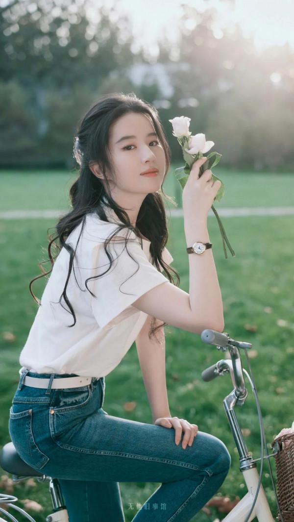 那些頂級的美人都不是V字臉，林青霞下巴美人溝，陳紅圓中帶方