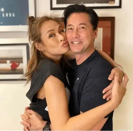 56歲王敏德宣佈大女兒將與女朋友結婚，不介意兩人一起懷孕