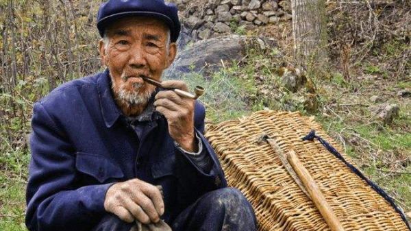 建國後，浙江一老農竟挖開兒子墳墓，取出的東西震驚中央