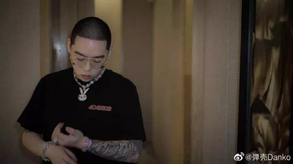 彈殼重發紅花會專輯，貝貝直播承認收錢