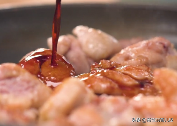 分享一款美味的黃油燜雞，烹飪簡單，肉嫩鮮香，家中孩子特愛吃