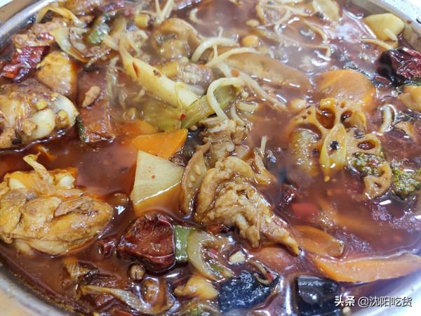 吹著空調吃鍋仔,肥腸燉雞,再配一碗冰粉,神仙享受 吹著空調吃鍋仔,肥腸燉雞,再配一碗冰粉,神仙享受