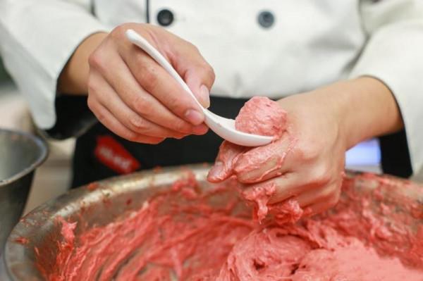 彈性十足的“潮汕牛肉丸”，都是用手工捶打的嗎？別再被商家騙了