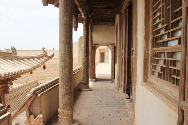 甘肅沙漠邊緣的地主城堡，佔地5085平方米，牆高12米安全係數極高