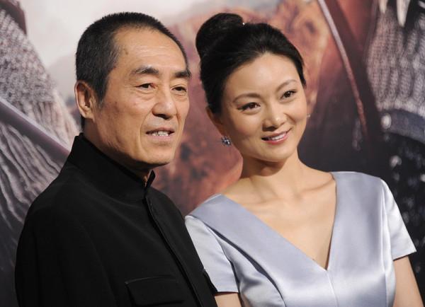 張藝謀小31歲嬌妻挺有“闊太範”，身穿灰裙挺大氣，看著真富態