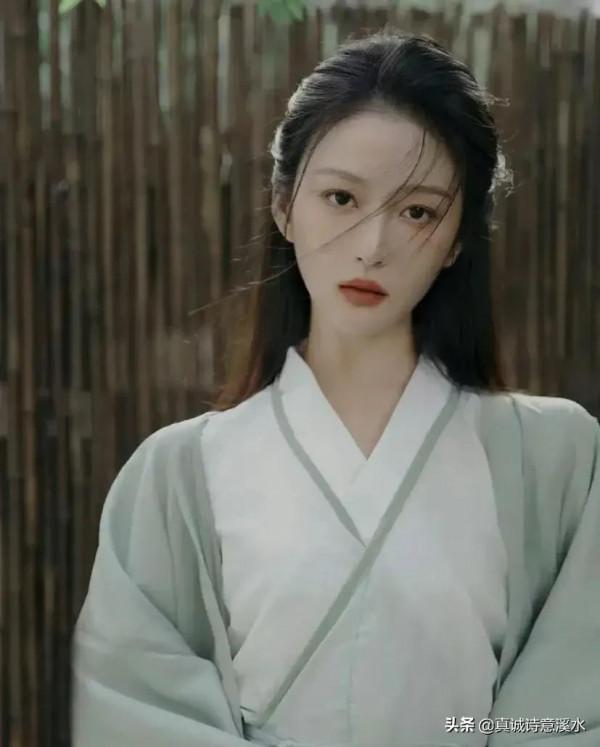 她是四川師範大學的校花,也是校園裡的超級學霸 她是四川師範大學的校花,也是校園裡的超級學霸