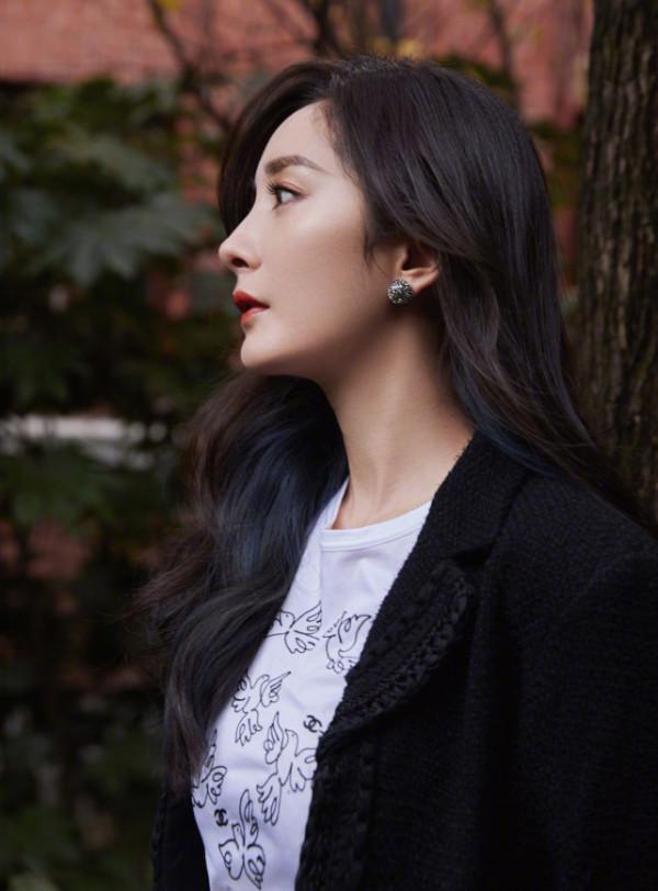 楊冪升官後發言太霸氣！穿職場裝帶名媛範，簡約風穿出滿滿高階感