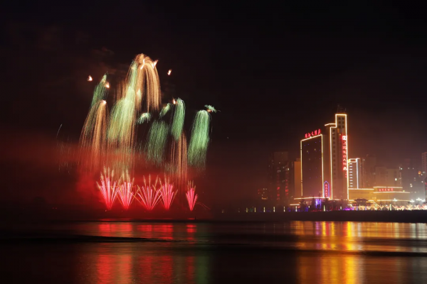 【網路中國節】月色嬋娟永靖夜 焰火耀天映新春