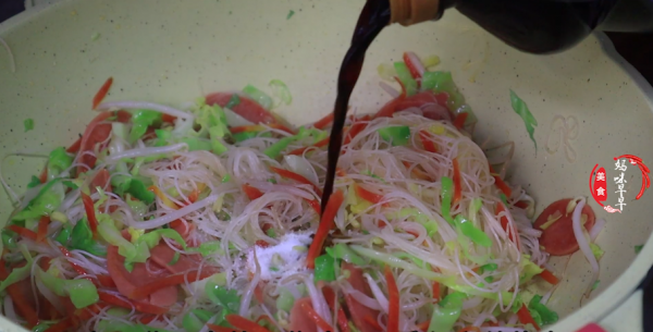 幹米粉浸泡時，要用溫水還是開水？教你正確做法，不粘鍋不會坨